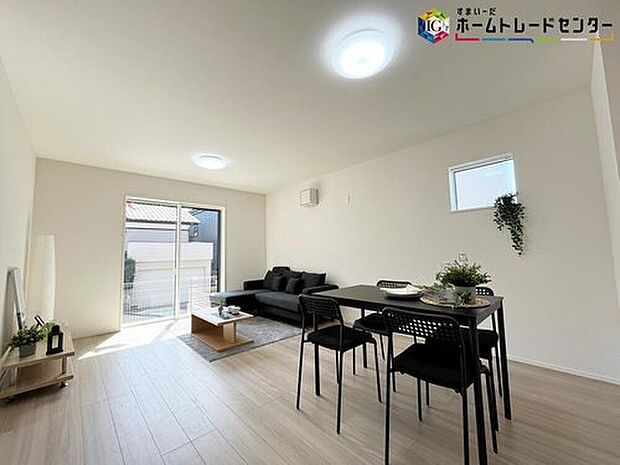 【リビング】大きな窓のあるリビングは、陽光あふれる明るい空間です。居心地良く、ご家族皆がゆったり寛げる憩いの空間となりそうです。