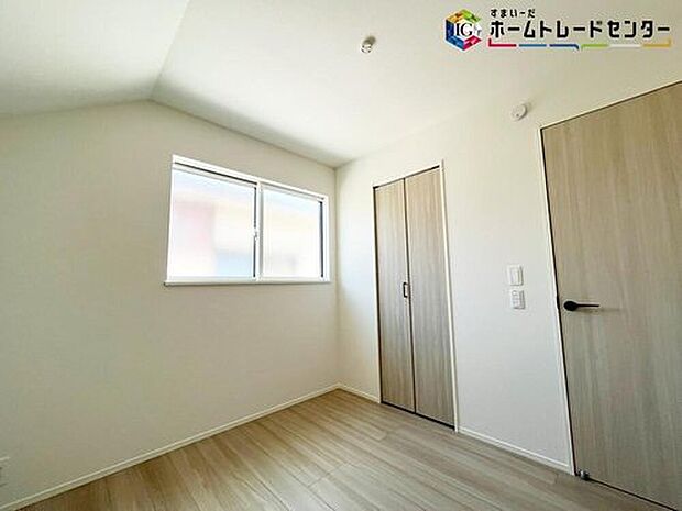 【リビング以外の居室】穏やかな光が差し込む室内には、穏やかな時間が流れます。休日には、落ち着いた空間で自分の趣味を楽しむのはいかがですか。