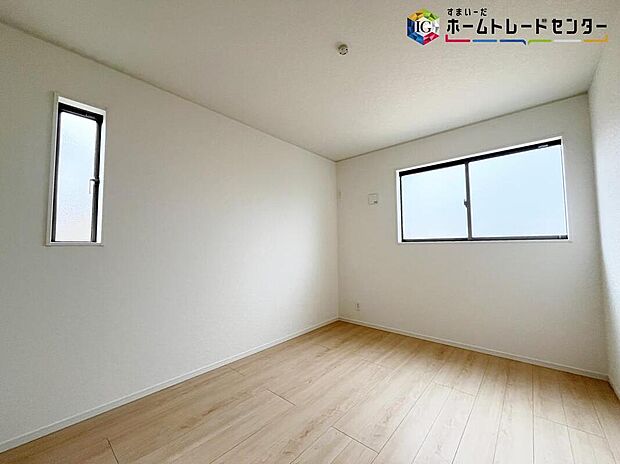 【リビング以外の居室】穏やかな光が差し込む室内には、穏やかな時間が流れます。休日には、落ち着いた空間で自分の趣味を楽しむのはいかがですか。