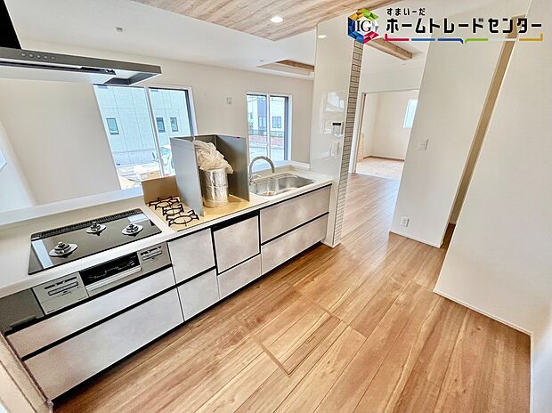 【キッチン】≪Kitchen≫
リビングで遊んでいるお子様を見守りながら、時にはお喋りをしながら料理や後片付けができる人気の高いスタイルです♪	