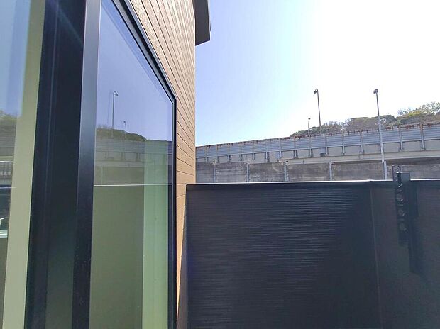 【バルコニー】お布団やシーツも1回でまとめて干せます。広いバルコニーからたっぷりの光をうけたお布団やシーツから太陽のにおいが感じられます。