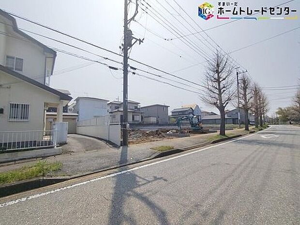 【前面道路含む現地写真】◆平日・お仕事帰りなど、いつでもご案内させていただきます!デザイン・目に見える設備面も大切ですが、耐震構造で地震に強い家の為、次代へ繋ぐ強固な住宅です。