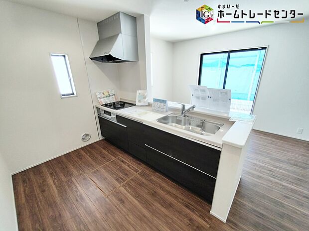 【キッチン】≪Kitchen≫
ママさんに人気のある対面式キッチン♪お料理をしながら「今日どんなことがあったの？」も楽しみの一つです♪	