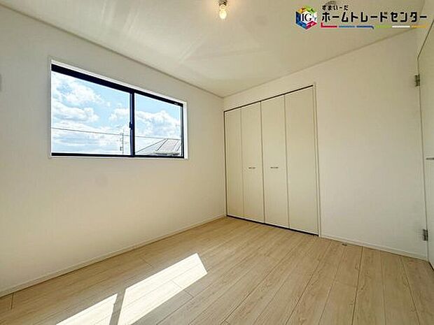 【リビング以外の居室】お陽さまの光をさわやかな風をたっぷりとりこめます。室内はいつも明るい印象なので気持ちの良い朝を迎えられます。毎日の生活も明るくなりそうです。

