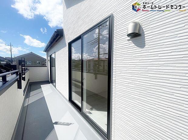 【バルコニー】≪balcony≫
晴れた日にはたっぷりのお洗濯ものを干すことができるバルコニー。