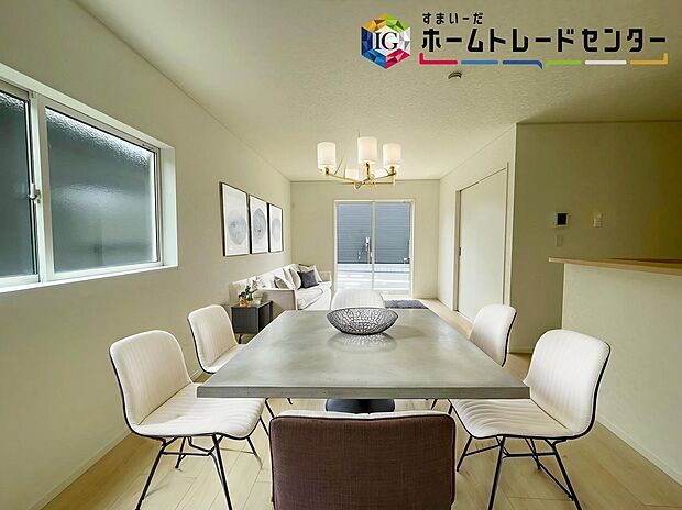 【リビング】≪Room≫
お陽さまの光をさわやかな風をたっぷりとりこめます。室内はいつも明るい印象なので気持ちの良い朝を迎えられます。毎日の生活も明るくなりそうです。
※家具はCGでございます。
