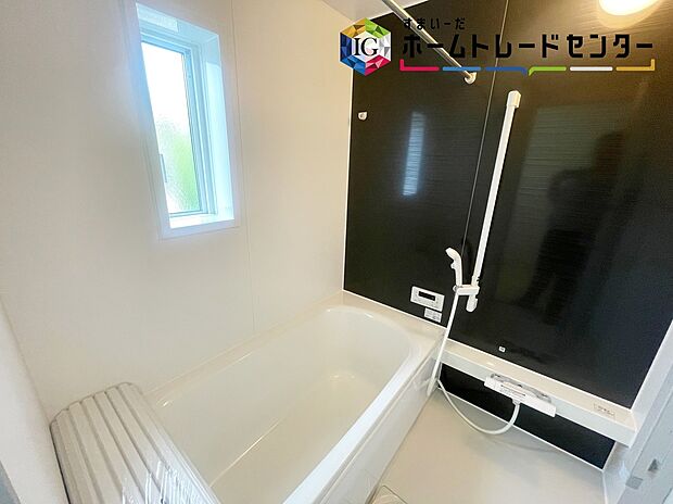 【浴室】≪Bathroom≫
窓付きのバスルームは、採光もあり明るく気持ちの良い空間です。窓があることで、換気環境も良好。掃除もスムーズに出来ます。
