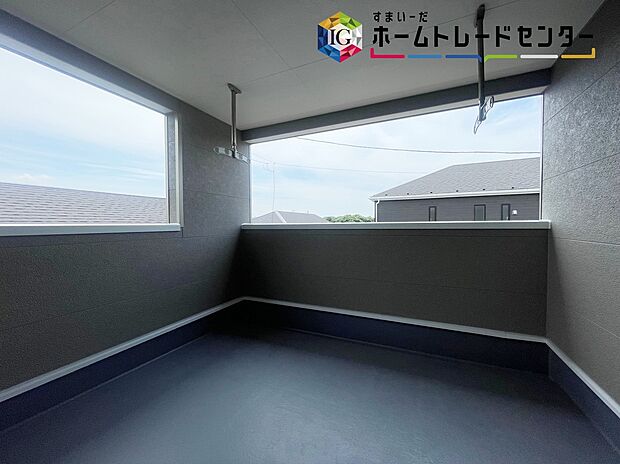 【バルコニー】≪balcony≫
インナーバルコニーでは布団やかさばる洋服などもしっかり干すことができますね。
