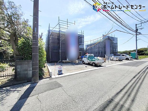 【前面道路含む現地写真】◆平日・お仕事帰りなど、いつでもご案内させていただきます!デザイン・目に見える設備面も大切ですが、耐震構造で地震に強い家の為、次代へ繋ぐ強固な住宅です。