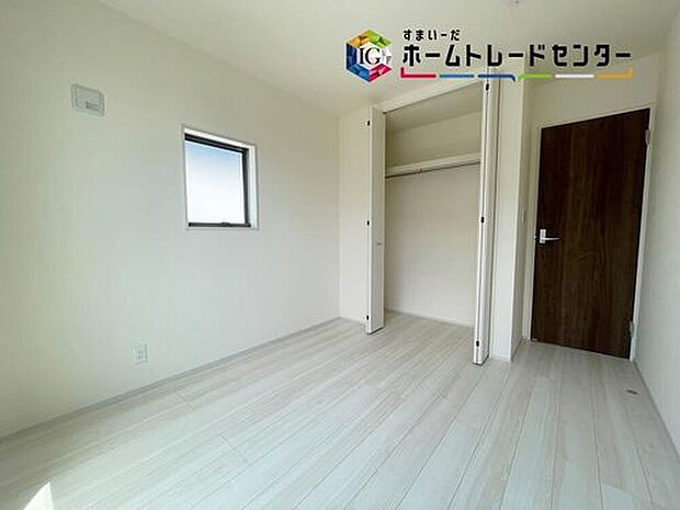 【リビング以外の居室】穏やかな光が差し込む室内には、穏やかな時間が流れます。休日には、落ち着いた空間で自分の趣味を楽しむのはいかがですか。