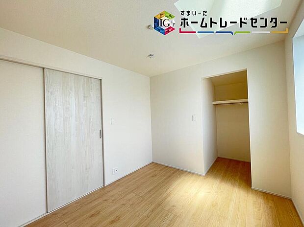 【リビング以外の居室】充分な広さの収納を備え、採光良好な洋室は、快適空間。プライベートの時間もゆったりお寛ぎ頂けそうです。