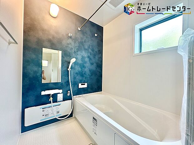 【浴室】≪Bathroom≫
窓付きのバスルーム。陽射し差し込む明るい環境は、日中の入浴も気持ち良くお使い頂けそうです。
