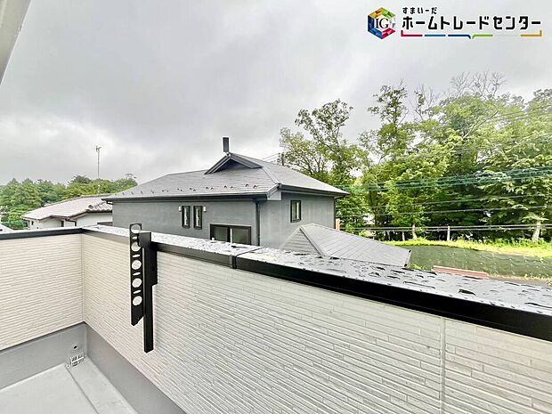 【バルコニー】≪balcony≫
晴れた日にはたっぷりのお洗濯ものを干すことができるバルコニー。
