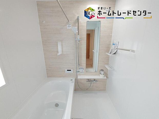 【≪Bathroom≫】窓付きのバスルームは、採光もあり明るく気持ちの良い空間です。窓があることで、換気環境も良好。掃除もスムーズに出来ます。