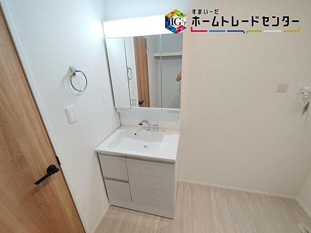 【≪Powder room≫】白を基調とした爽やかなサニタリースペース。清潔感のある快適空間です。毎日の身支度も気持ち良くお使い頂けます。