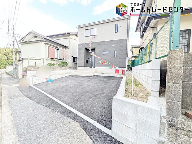 【前面道路含む現地写真】◆資料送付・ご見学即対応！建物完成しておりますので、室内ご内覧いただけます♪ご不明点等、スタッフがしっかりと説明させていただきますので、安心して現地をご覧ください♪