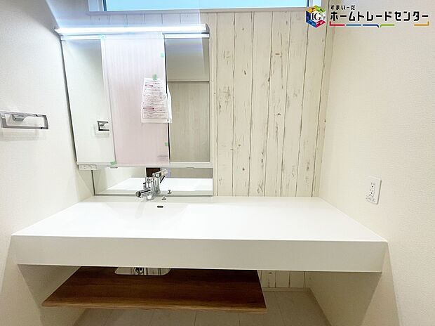 【洗面台】≪Powder room≫
サニタリースペースには窓が備えられております。毎朝の身支度も、陽の光差し込む明るい空間で、快適にお使い頂けそうです。