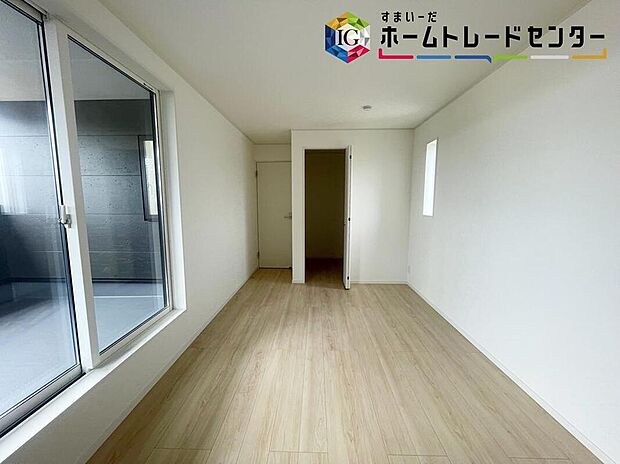 【リビング以外の居室】充分な広さの収納を備え、採光良好な洋室は、快適空間。プライベートの時間もゆったりお寛ぎ頂けそうです。