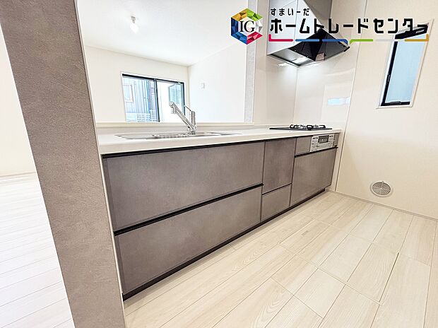 【キッチン】≪Kitchen≫
ママさんに人気のある対面式キッチン♪お料理をしながら「今日どんなことがあったの？」も楽しみの一つです♪	