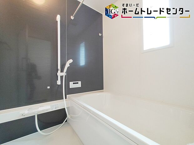 【浴室】≪Bathroom≫
窓付きのバスルームは、採光もあり明るく気持ちの良い空間です。窓があることで、換気環境も良好。掃除もスムーズに出来ます。