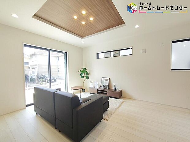 【リビング】大きな窓のあるリビングは、陽光あふれる明るい空間です。居心地良く、ご家族皆がゆったり寛げる憩いの空間となりそうです。