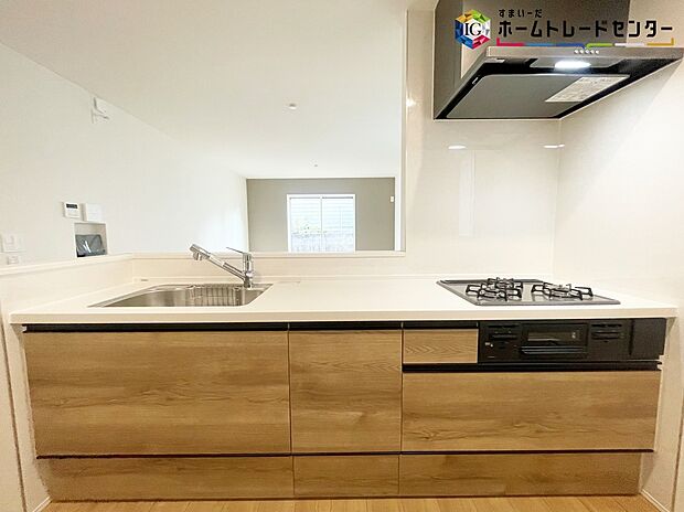 【キッチン】≪Kitchen≫
リビングで遊んでいるお子様を見守りながら、時にはお喋りをしながら料理や後片付けができる人気の高いスタイルです♪