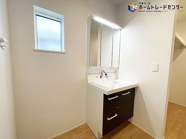 【洗面所】≪Powder room≫
サニタリースペースには窓が備えられております。毎朝の身支度も、陽の光差し込む明るい空間で、快適にお使い頂けそうです。
