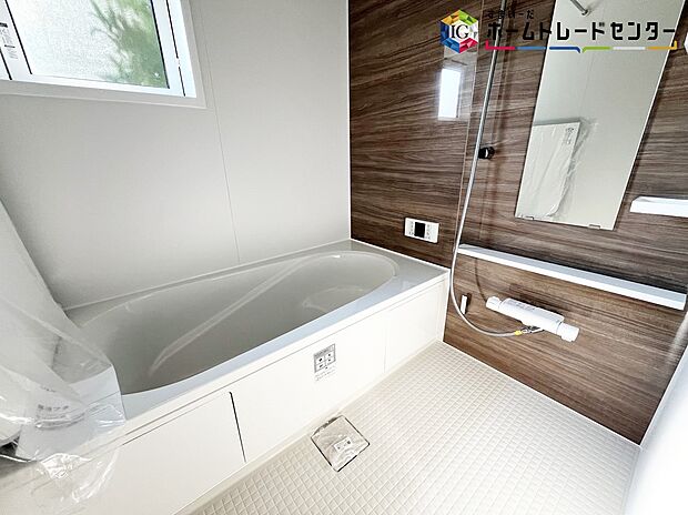 【浴室】≪Bathroom≫
窓付きのバスルーム。陽射し差し込む明るい環境は、日中の入浴も気持ち良くお使い頂けそうです。