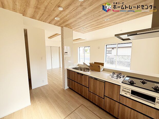 【キッチン】≪Kitchen≫
ご家族と会話をしながらのお料理は楽しいですね。出来上がった料理をお子さんが運ぶなどお手伝い時間も増えそう!