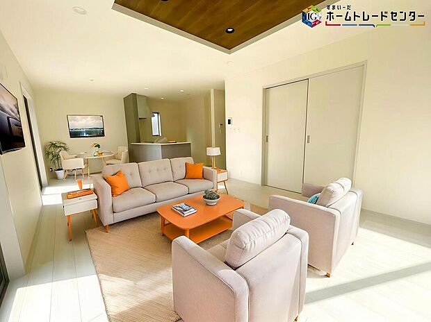 【LDK】≪Living room≫
ママの目線でデザインされた住まいは、水回りの導線や豊富な収納など魅力がたくさん。住み心地の良さをぜひご体感下さい！
※家具はCGでございます。
