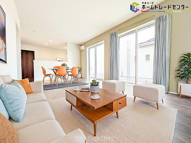 【LDK】≪Living room≫
ママの目線でデザインされた住まいは、水回りの導線や豊富な収納など魅力がたくさん。住み心地の良さをぜひご体感下さい！
※家具はCGでございます。
