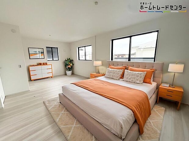 【居室】≪Room≫
採光良好な明るい室内。木の温もりがやさしいフローリングは安らぎをもたらすプライベート空間。
※家具はCGでございます。