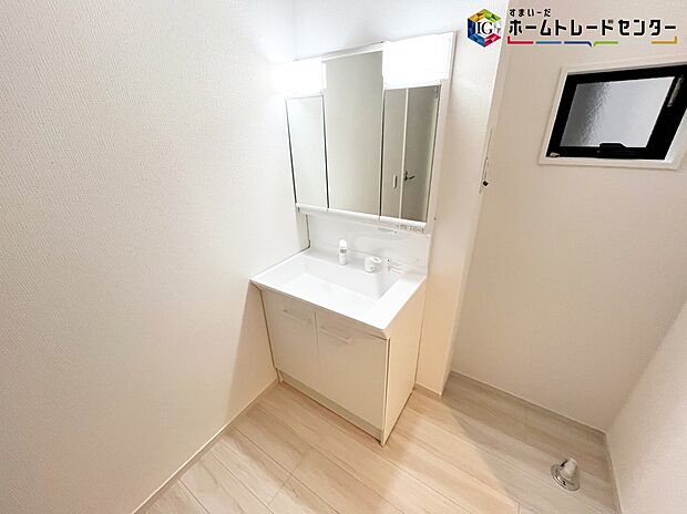 【洗面所】≪Powder room≫
サニタリースペースには窓が備えられております。毎朝の身支度も、陽の光差し込む明るい空間で、快適にお使い頂けそうです。