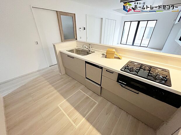 【キッチン】≪Kitchen≫
リビングで遊んでいるお子様を見守りながら、時にはお喋りをしながら料理や後片付けができる人気の高いスタイルです♪