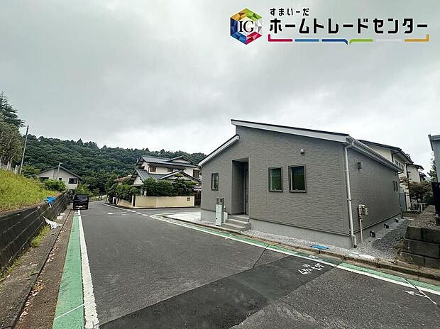 【前面道路含む現地写真】◆目の届きやすい場所に駐車場があるので安心感があります。また、荷物をたくさん持った状態でも車を降りてすぐ建物内に入ることができ、子どもを持つファミリー世帯にもおすすめです。