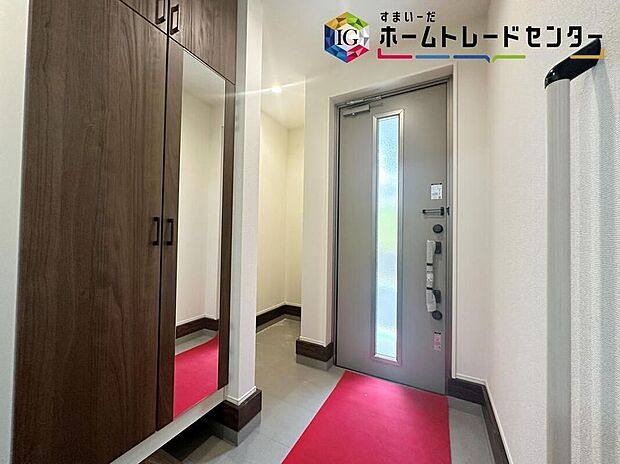 【玄関】姿見付きの下駄箱で、お家を出る前に今日のコーディネートの最終チェックをすることができます♪