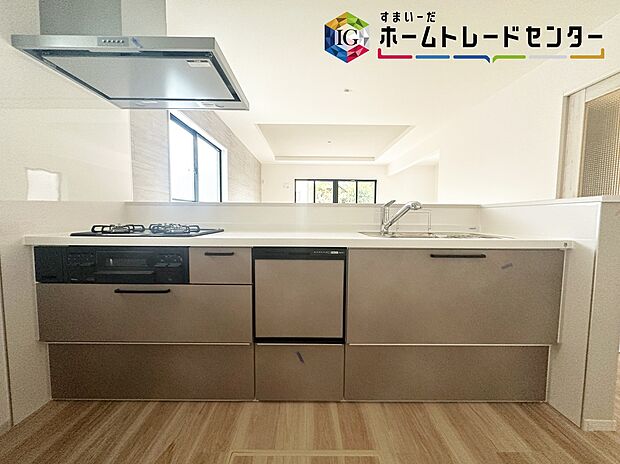【キッチン】≪Kitchen≫
リビングで遊んでいるお子様を見守りながら、時にはお喋りをしながら料理や後片付けができる人気の高いスタイルです♪