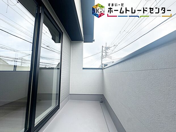 【バルコニー】≪balcony≫
晴れた日にはたっぷりのお洗濯ものを干すことができるバルコニー。