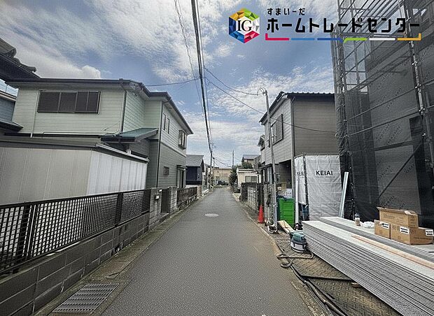【前面道路含む現地写真】◆目の届きやすい場所に駐車場があるので安心感があります。また、荷物をたくさん持った状態でも車を降りてすぐ建物内に入ることができ、子どもを持つファミリー世帯にもおすすめです。