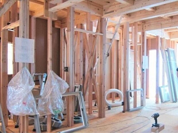 【構造・工法・仕様】柱と柱の対角線に取り付けられるもので、片方向の片筋交い、両方向のたすき筋交いがある。在来工法では、必要箇所に筋交い耐力壁を配置し補強します。