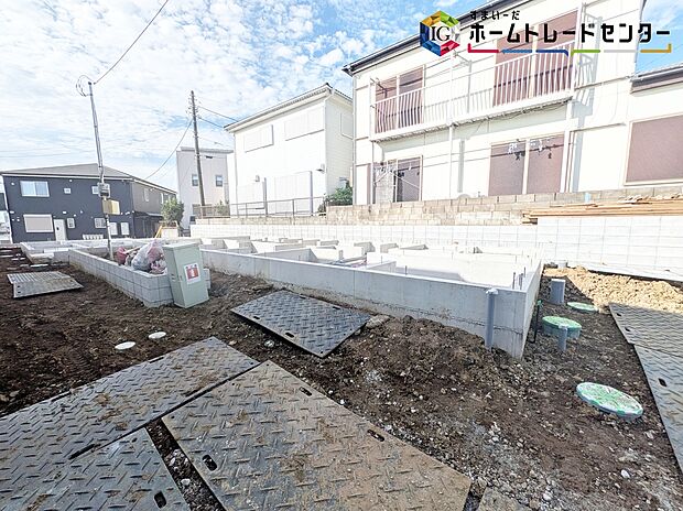 【前面道路含む現地写真】◆平日・お仕事帰りなど、いつでもご案内させていただきます!デザイン・目に見える設備面も大切ですが、耐震構造で地震に強い家の為、次代へ繋ぐ強固な住宅です。