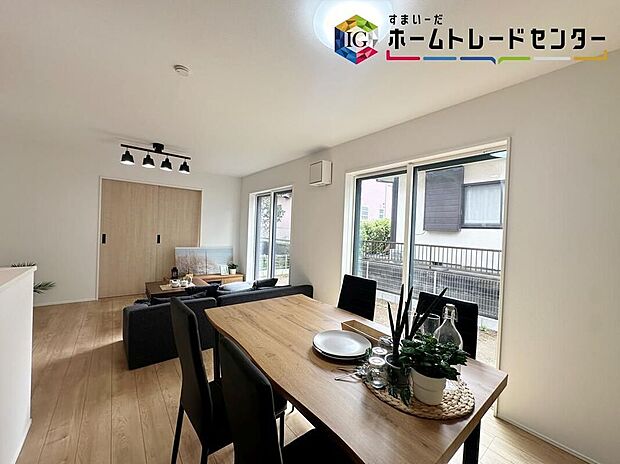 【リビング】ホームパーティに招きたくなる自慢の広々LDK.伸びやかな子育てや、にぎやかなふれあいの日々を存分に楽しんでください。