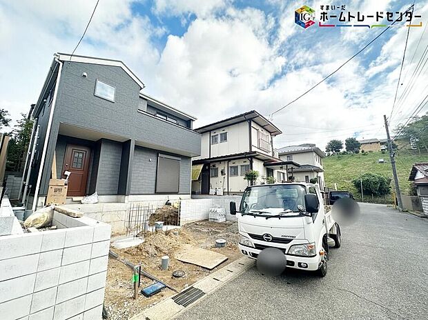 【前面道路含む現地写真】◆資料送付・ご見学即対応！建物完成しておりますので、室内ご内覧いただけます♪ご不明点等、スタッフがしっかりと説明させていただきますので、安心して現地をご覧ください♪