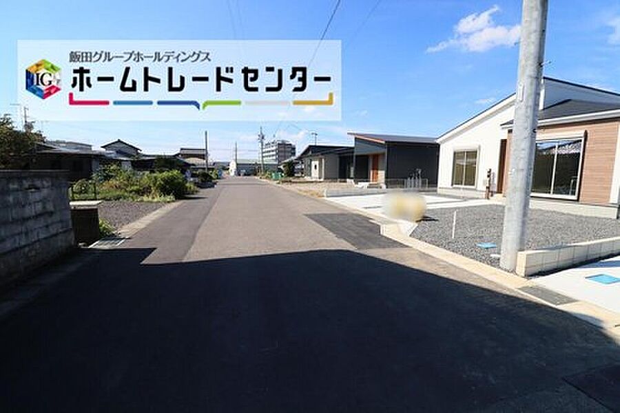 前面は北側約４．０ｍ、南側約4.93ｍ
～6.0ｍ道路です。交通量も少なくゆとりがあり、駐車も落ち着いて行える環境になっています♪