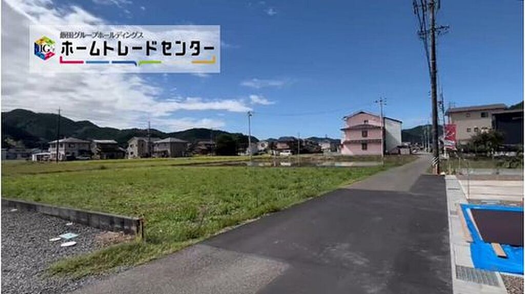 前面は南側約５．０ｍ道路です。ゆとりがあり交通量も少なく、駐車も落ち着いて行える環境になっています♪