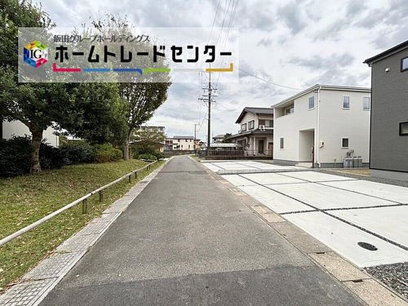 前面は東側側４．２ｍ道路です。交通量も少なく、ゆとりがあり駐車も落ち着いて行える環境になっています♪