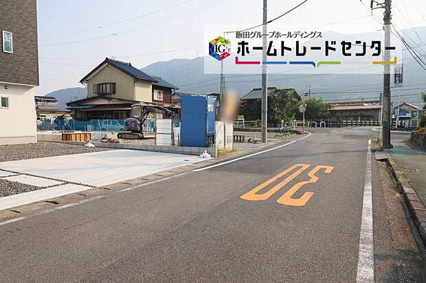 前面は北西側８．０ｍ南西側２．０ｍ道路です。交通量も少なく静かで、駐車も落ち着いて行える安心の環境になっています♪