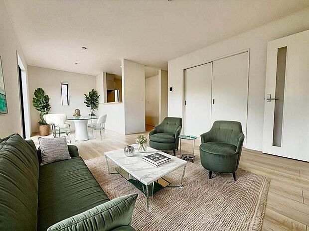 1号棟
約１7帖の明るいリビング♪（現況の物件写真に、CG による画像処理を行っています。家具、家電、照明器具、小物、カーテン、その他のイメージはCG です。）