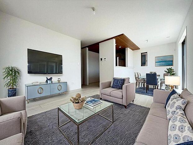 2号棟
約16帖の明るいリビング♪(現況の物件写真に、CG による画像処理を行っています。家具、家電、照明器具、小物、カーテン、その他のイメージはCG です。)