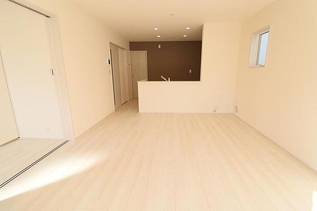 (1号棟)
約16帖の明るいリビング♪対面式キッチンは、家事をしながら家族の様子が一目でわかる安心&便利設備♪